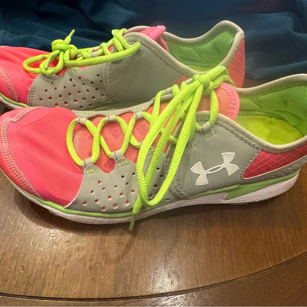 Women’s Under Armour micro g 4D foam sneaker Size 9.5 heat gear lightweight run